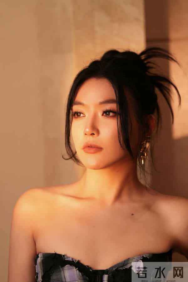 庄心妍长筒靴短皮裙穿搭写真，又酷又美