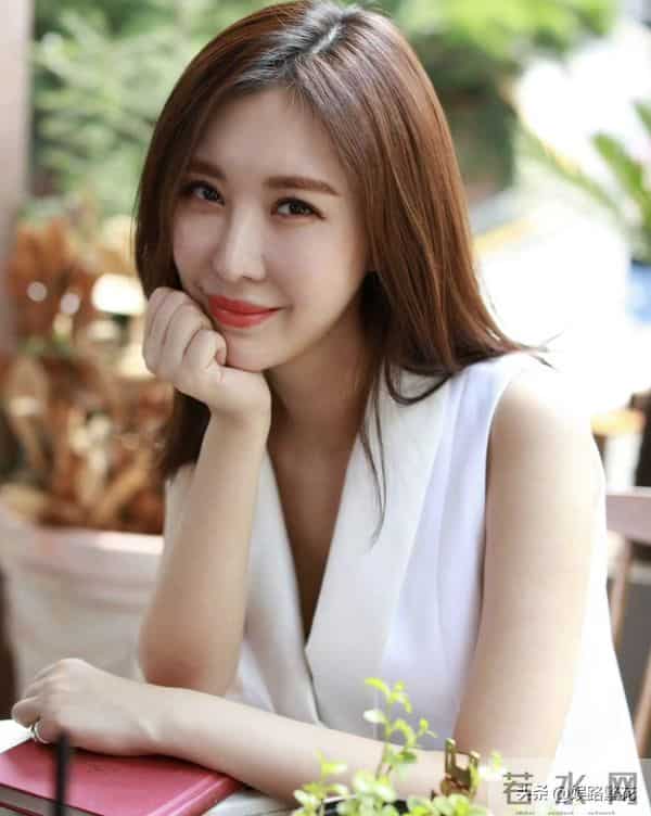 74岁王石断崖式衰老,44岁田朴珺登千米雪山,30岁年龄差藏不住了