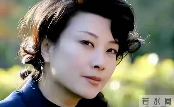 权色交易、陪睡上位，她压根不沾边，简直是娱圈的一股“清流”