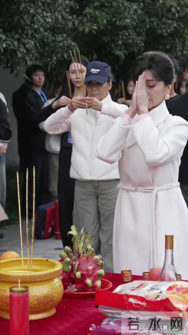 72岁赵雅芝最新穿搭：盘发+白色大衣，尽显优雅知性，美得像52岁