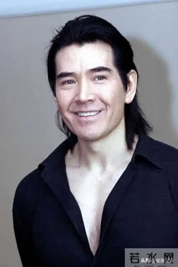 费翔在英国独居