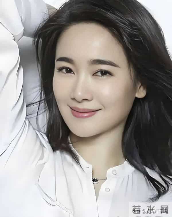 红裙衬得左小青明艳动人，精致造型尽显迷人风采