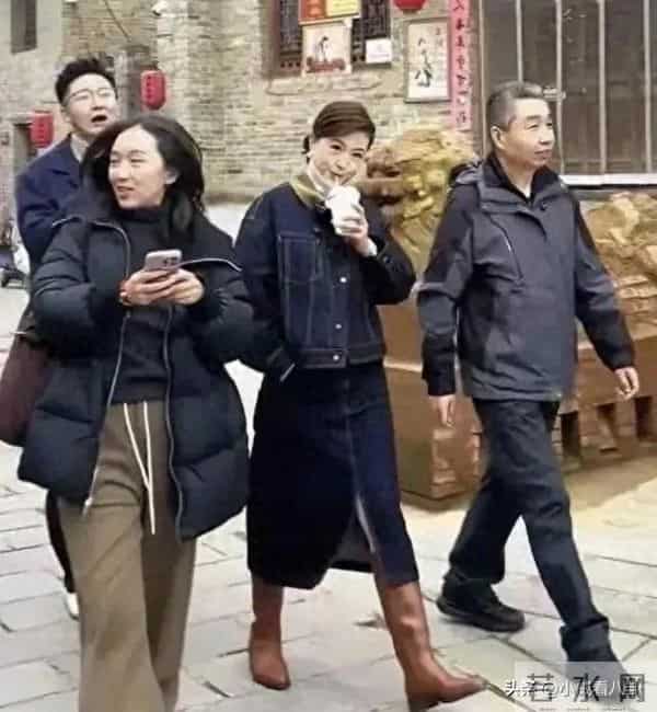 46岁主持人张蕾逛街,相貌出众,真人比电视上的好看