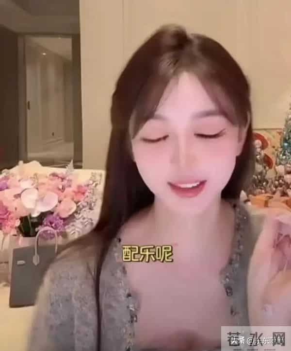 叶柯听见女儿哭 不耐烦捂耳朵 黄晓明妈只照看Angelababy生的小海绵