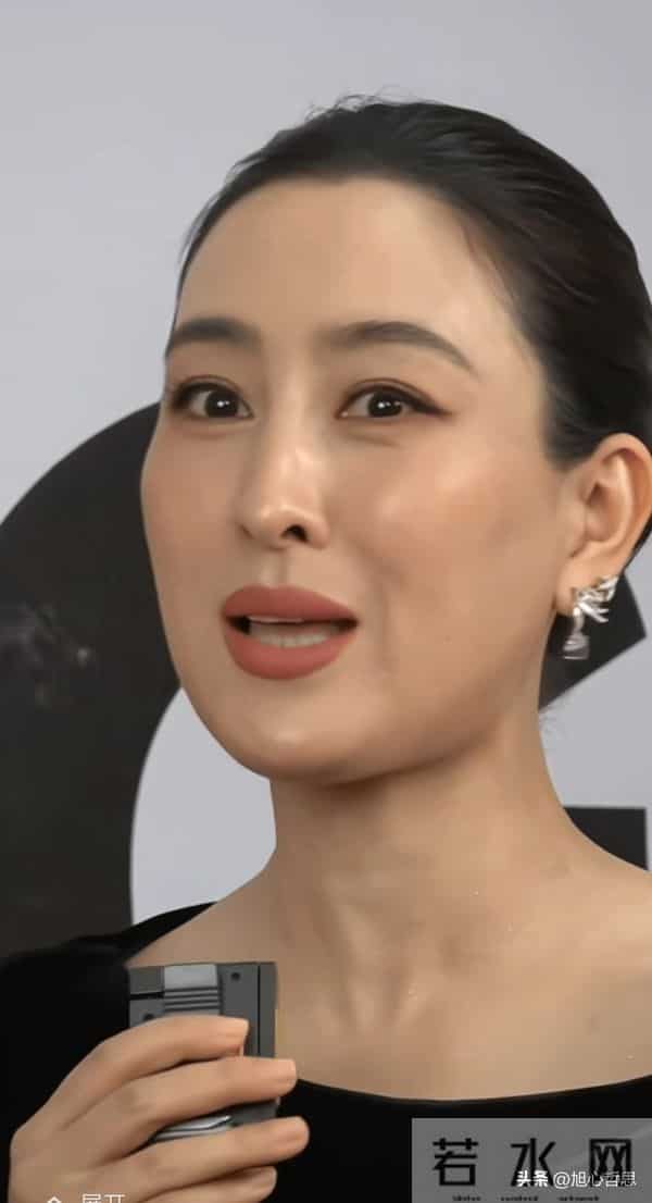马苏的近距离素颜照,真的非常的耐看,整个娱乐圈很难在有这样的