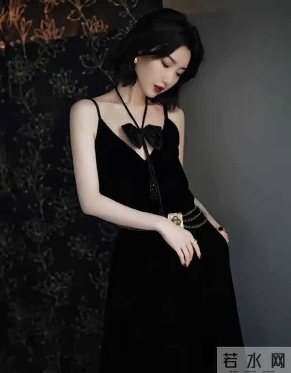 毛晓彤吊带黑丝裙纯欲感拉满，性感又藏着初恋甜