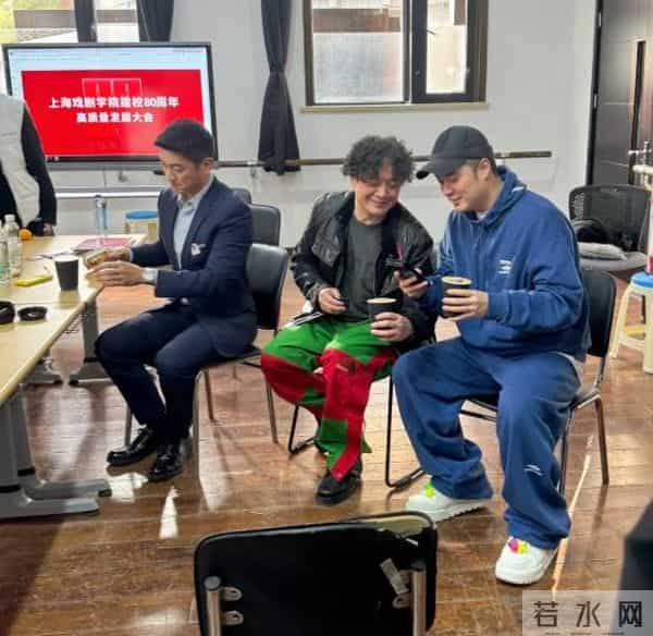 上戏80周年大合影，金世佳有少年感，陈赫靠边坐，王传君稳居C位