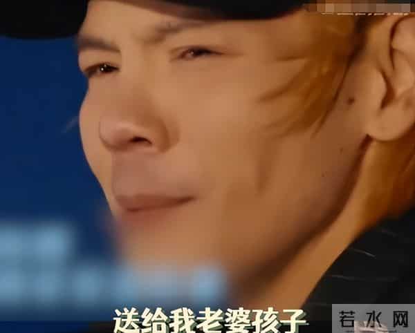 郭碧婷三亚海边捡石头,素颜眼窝深凹很疲惫,带5位助理照顾父亲