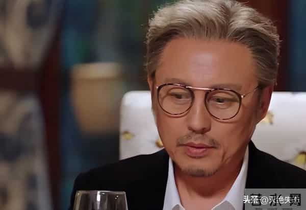 他是红楼第一美男，今62岁享受天伦，住豪宅被家里仨女的“拿捏”