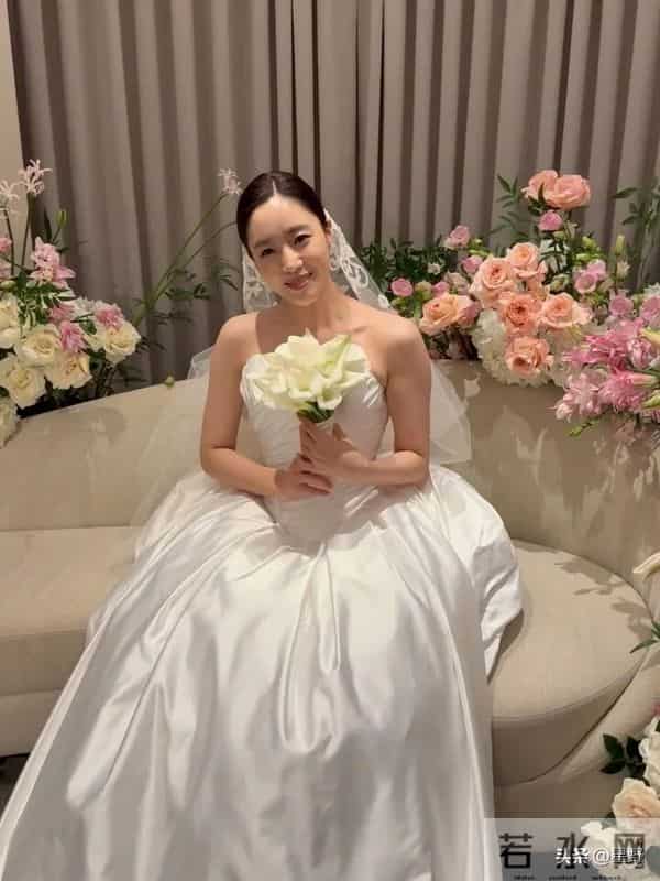 咸恩静婚礼上T-ara再合体,却又是“六缺一”