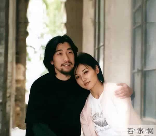 55岁张延依然优雅,父亲早逝最疼爱妈妈,和丈夫分居两地感情不变