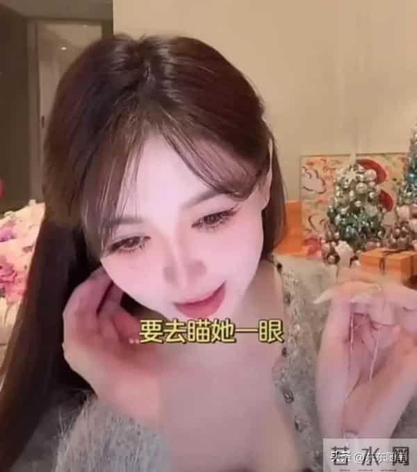 叶柯听见女儿哭 不耐烦捂耳朵 黄晓明妈只照看Angelababy生的小海绵