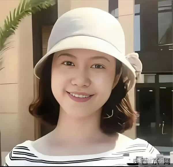 杨振宁去世46天后 翁帆首次公开露面 素颜穿黑衣面带笑容 陪妈妈看展