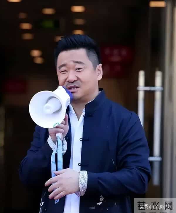 郑恺晒与陈赫等10人合影,被扒P掉7处烟盒打火机,遭吐槽一群老登