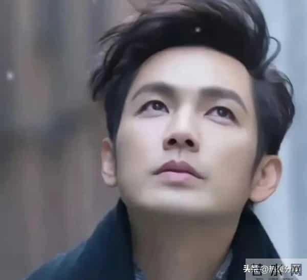 收手吧钟汉良!眼窝塌陷,脸部肿胀,疲态尽显,别再尬演精英男