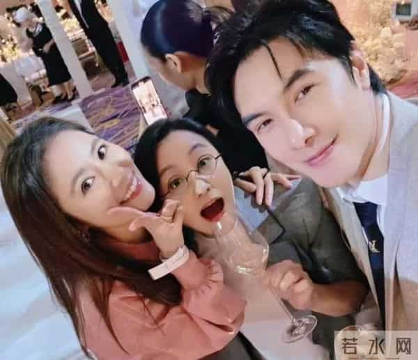 林心如霍建华夫妇参加邱泽婚礼，合照太多，霍建华白发比林心如多