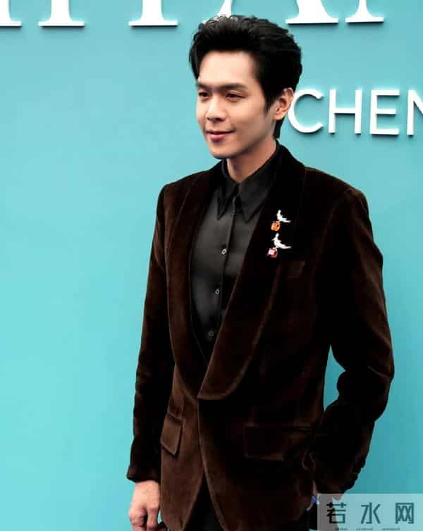 蒂芙尼活动上46岁章子怡骤显衰老，肌肤浮肿骨感干瘪，面相大变