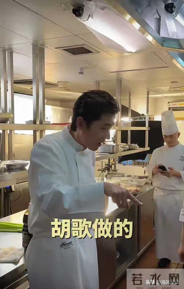 胡歌精通厨艺狂宠妻,做巨型红烧肉,女儿馋蛋糕成“小吃货”