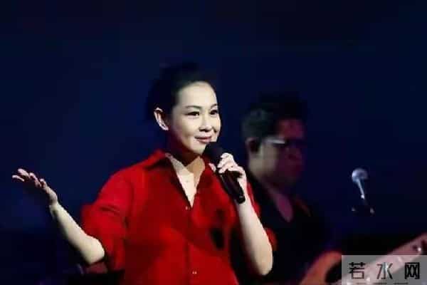 56岁刘若英变样：高龄生子断崖式衰老，脸干瘪像老太太，状态堪忧