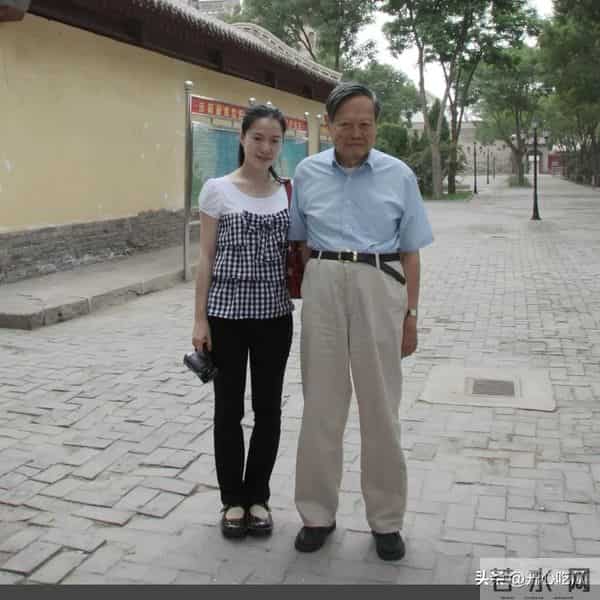 49岁翁帆现身画展！穿黑衣、皮肤白皙状态好，笑容满面和妈妈热聊