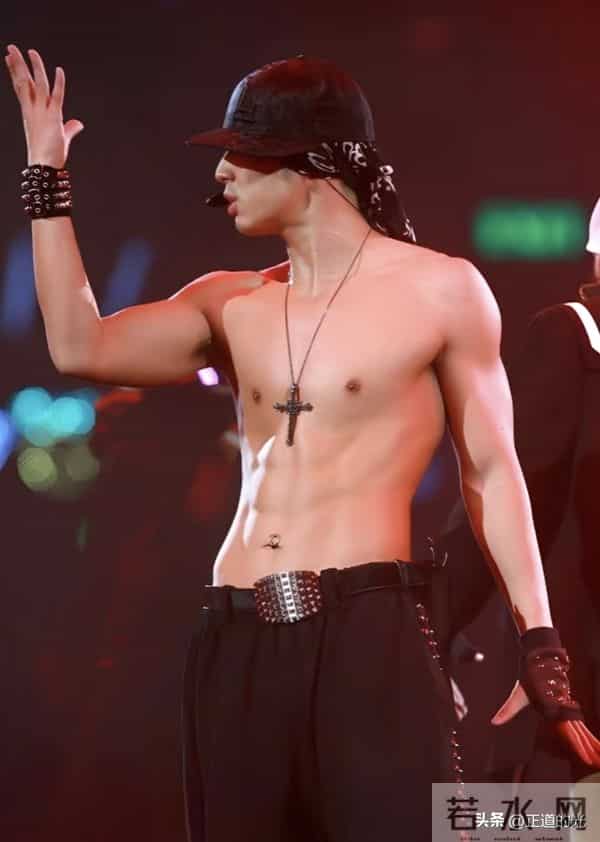 吴建豪体脂率不到10 脸上仅剩一层皮变巴掌脸 冬天只穿吊带背心出门