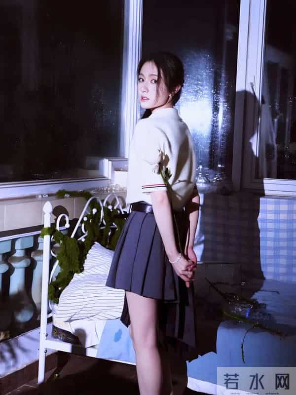 李兰迪绝美腿型，白细直堪称范本