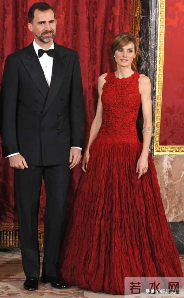 西班牙莱蒂齐亚王后的红色礼服,气场全开,难以复制的经典!