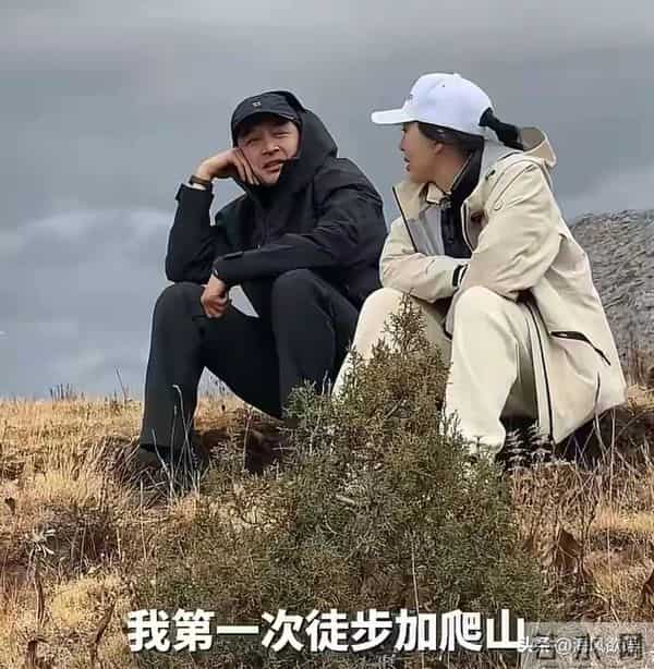 胡歌带田朴珺爬财神山，她喊“宝总”撒娇要做饭，互动甜到像情侣