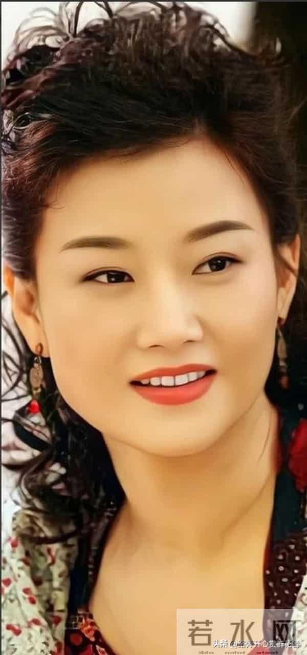 58岁的宋祖英近照曝光,穿香奈儿短袖,小臂肌肉明显,皮肤光滑