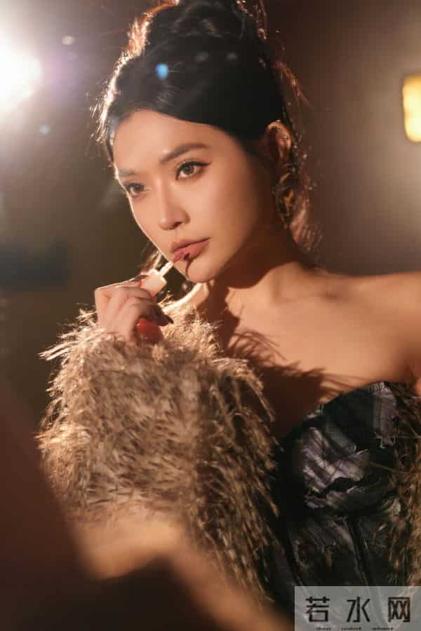 庄心妍长筒靴短皮裙穿搭写真，又酷又美