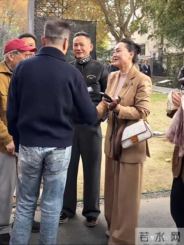 大宋佳现身上戏80年校庆,63岁状态依旧惊艳,比利时老公未现身