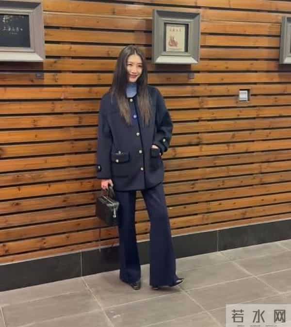 上戏80周年大合影，金世佳有少年感，陈赫靠边坐，王传君稳居C位