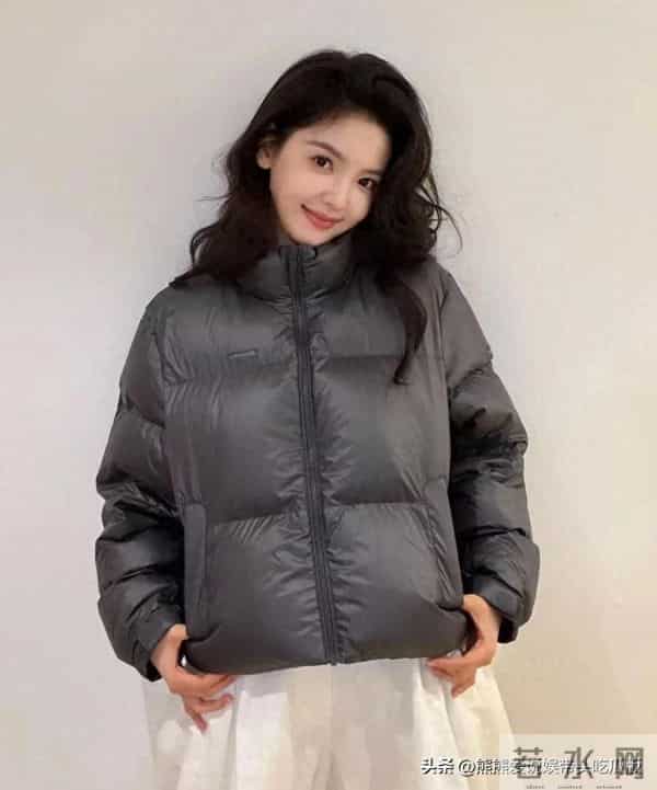 章若楠私服造型真随性!穿灰色短款羽绒服+白色阔腿裤 简约又时髦