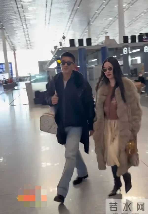 霍思燕夫妇出国旅行，穿40w皮草胖160斤很富态，杜江拎狗包像助理