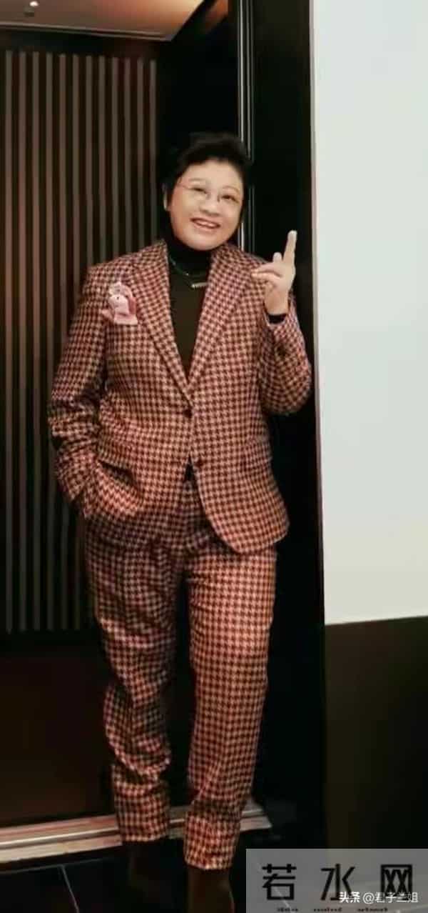 这是韩红啊变化太大了,打扮超有气质,漂亮得让我差点没认出来