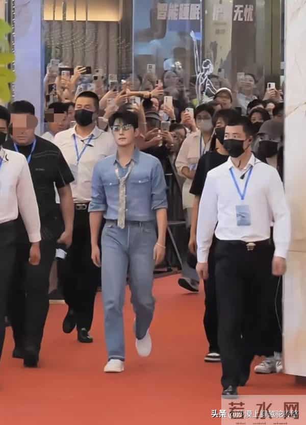 校草杨洋帅气现身重庆,唯一的缺点就是有点矮,壮实了不少