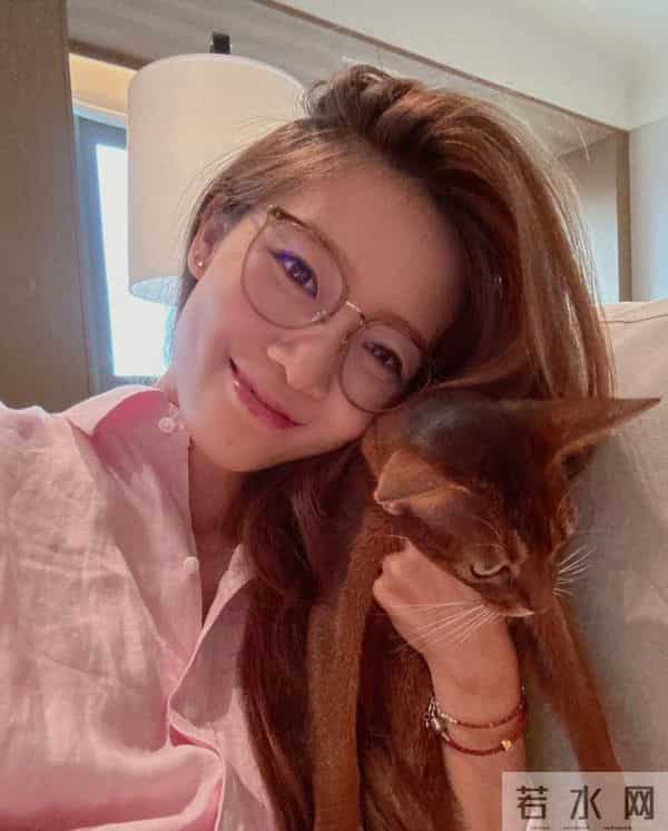 黄轩女友秀恩爱，在一起5年仍很甜，网友：这才是我们想要的嫂子