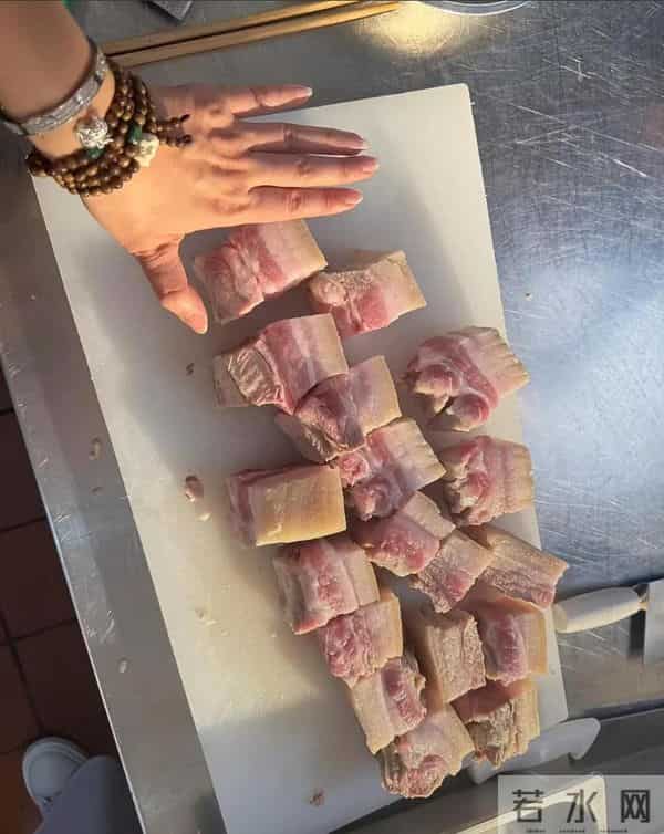 胡歌厨艺不错，亲自为田朴珺做红烧肉，自曝女儿爱吃蛋糕这一类