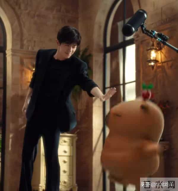 太养眼了！38岁的刘亦菲竟真的跟25岁的易烊千玺合作，快递剧本吧