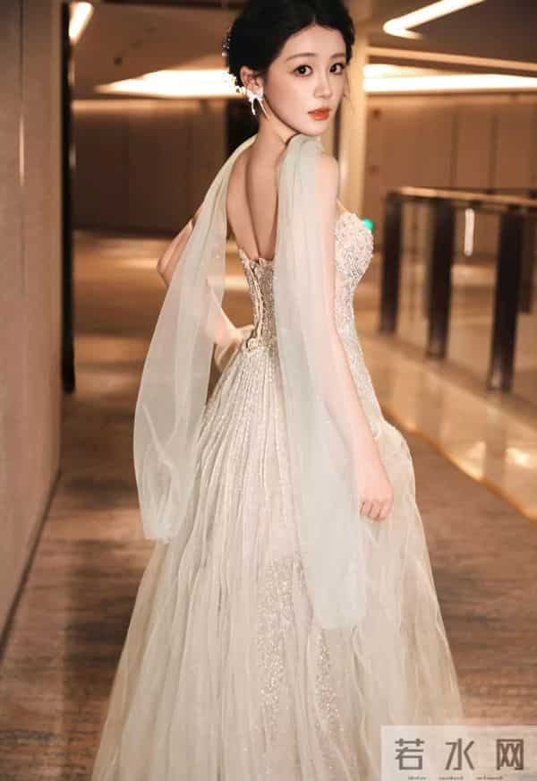 陈芳彤 抹胸礼服搭配丝巾 太飘逸灵动了