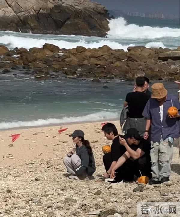郭碧婷现身三亚情人岛 素颜穿着朴素 怀里抱着椰子 蹲在沙滩上捡石头