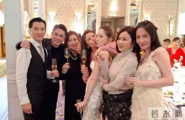 林心如霍建华夫妇参加邱泽婚礼，合照太多，霍建华白发比林心如多