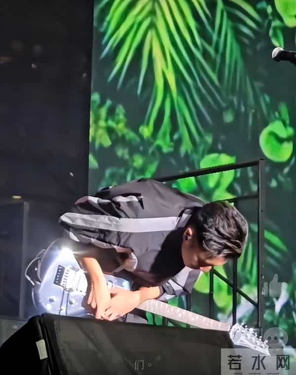 谢霆锋在澳门活动现场鞠躬向香港市民致意，并联合美高梅捐出500万港币支持灾民重建家园