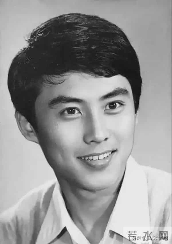 他是红楼第一美男,62岁住豪宅享天伦之乐,被家里仨女的“拿捏”