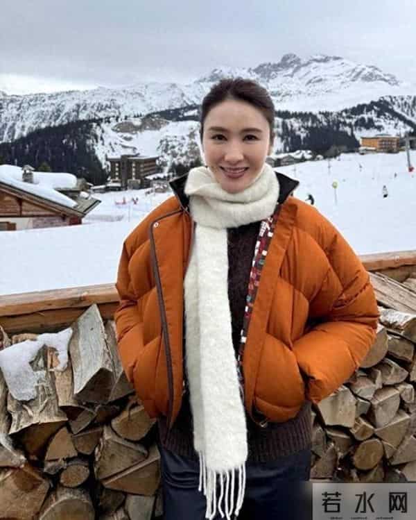 黎姿在国外度假带火了秋冬新穿搭:短款羽绒服+皮裤,时髦又减龄