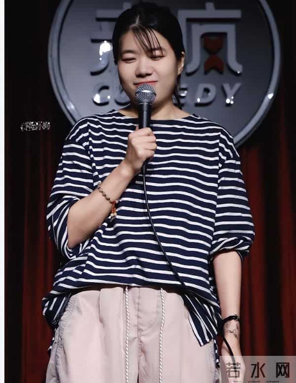 55岁戴军现身上海买手机，定居泰国享受悠闲人生，和她成了新邻居