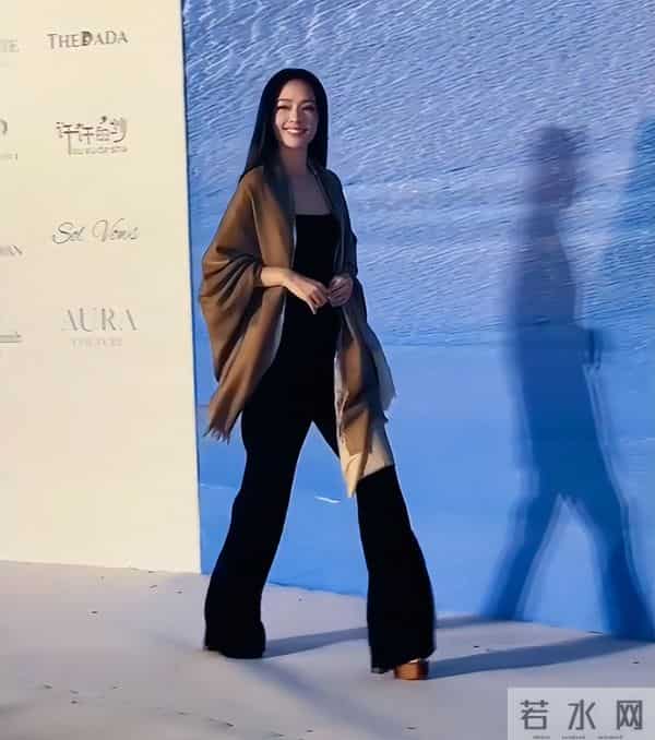 郭碧婷三亚海边捡石头,素颜眼窝深凹很疲惫,带5位助理照顾父亲