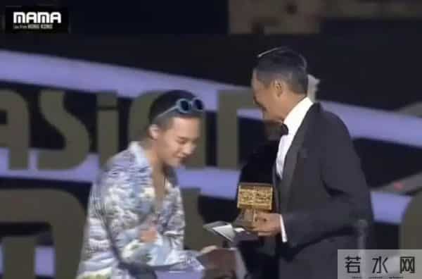 香港盛会颁奖仅两天，令人厌恶一幕发生，72岁周润发晚节不保？