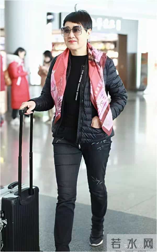 张凯丽新剪了超短发年轻25岁！穿羽绒服配丝巾，完全没有大妈味！