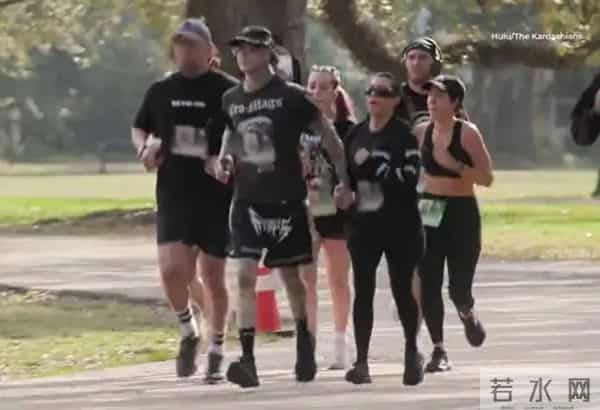 卡戴珊大姐陷窒息婚姻!老公强拉她跑5公里?粉丝:她已被洗脑!